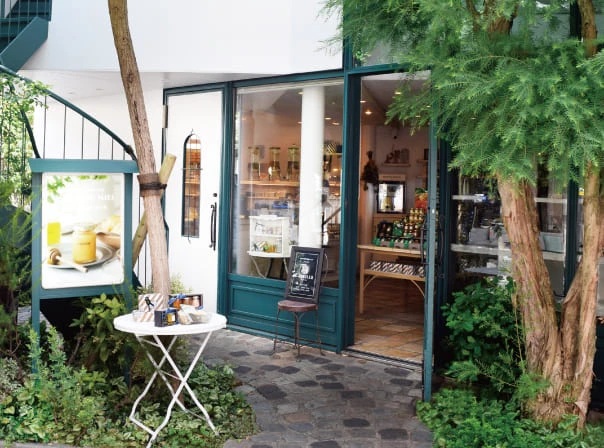 L'Abeille, a honey product shop in Ogikubo.